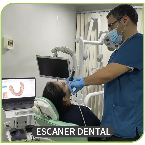 Alan Arellano García ortodoncista mostrando escaner dental