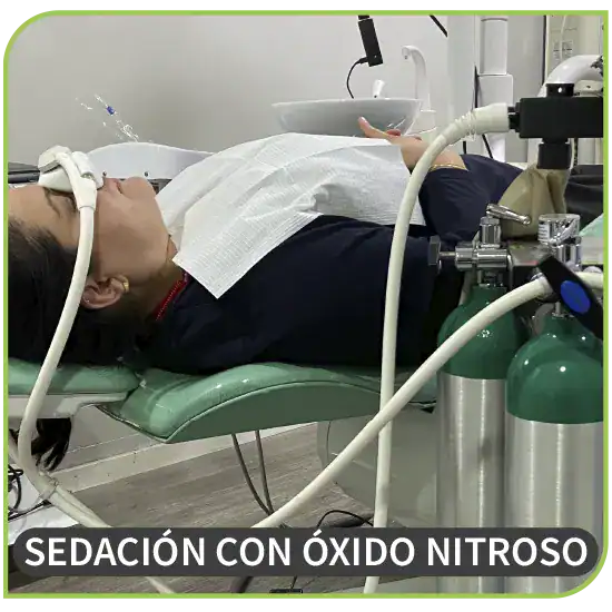 Dra. Gabriela Cuadros Jablinski mostrando funcionamiento de sedacion oxido nitroso